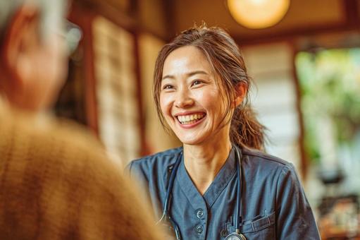 笑顔で高齢者に寄り添う訪問看護師 笑顔で高齢者に寄り添う訪問看護師 介護士,訪問介護,女性スタッフの写真素材