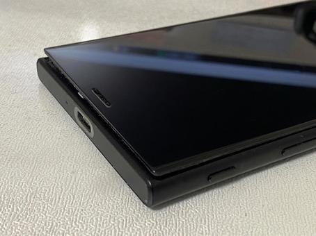バッテリーの膨らんだスマホ2 バッテリーの膨らんだスマホ2 古いスマホ,バッテリー膨張,画面剥離の写真素材