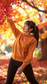 紅葉の中 スポーツウェアを着た女性 紅葉の中 スポーツウェアを着た女性の写真