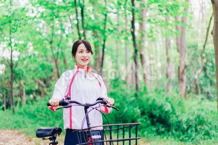 自然の中でサイクリングを楽しむ若い女性 健康,公園,山の写真素材