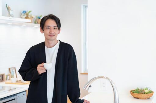 台所に立つ日本人男性 コーヒー,ティータイム,キッチンの写真素材