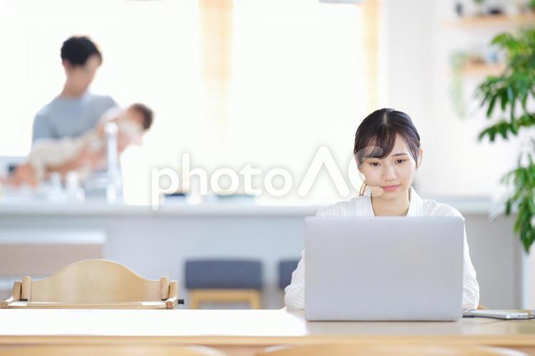 疲れた顔でパソコンをする女性 女性,ノートパソコン,疲れたの写真素材
