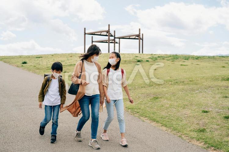 マスク姿で歩く親子 親子,マスク,家族の写真素材