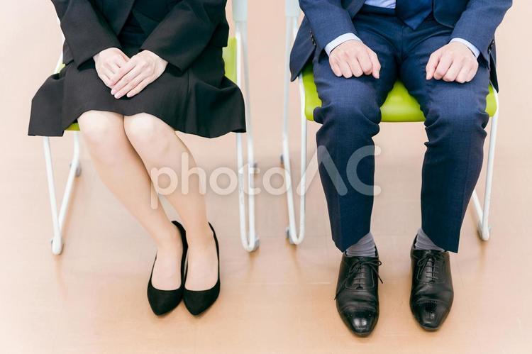 面接を受ける就活生の男女（顔なし） 面接,就職活動,面談の写真素材