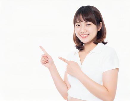 ポイントを指差す笑顔の女性 ポイントを指差す笑顔の女性の写真