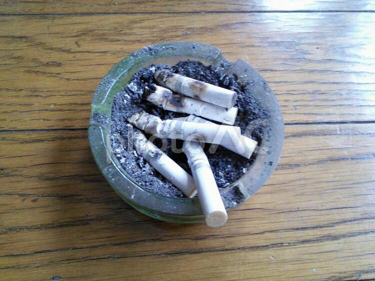 タバコの吸殻がたくさん入った汚い灰皿 タバコ,灰皿,吸殻の写真素材