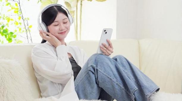 ワイヤレスヘッドフォンで音楽を聞く女性 ワイヤレスヘッドフォンで音楽を聞く女性 女性,ワイヤレス,聴くの写真素材