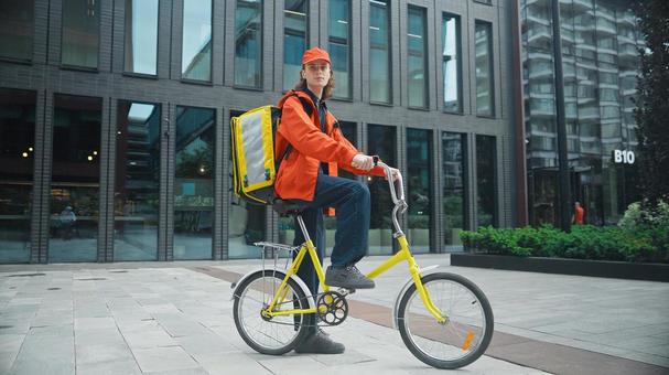 自転車に乗るフードデリバリーの男性の全身 配達,フードデリバリー,デリバリーの写真素材