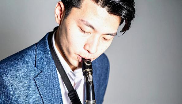 ファゴットを演奏するアジア人男性 ファゴットを演奏するアジア人男性の写真
