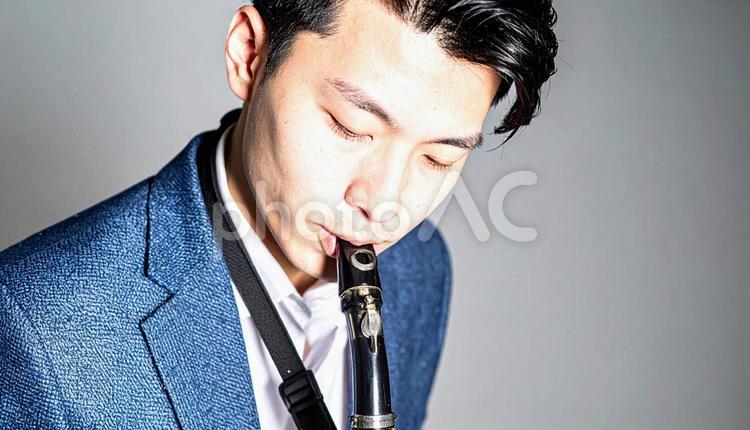 ファゴットを演奏するアジア人男性 ファゴット,男性,演奏の写真素材