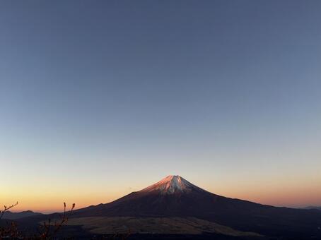 朝焼けに染まる富士山 富士山,朝焼け,登山の写真素材