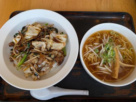 回鍋肉丼とミニラーメンランチ(俯瞰図) 回鍋肉丼とミニラーメンランチ(俯瞰図) 回鍋肉,丼,ラーメンの写真素材