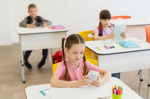 教室で勉強する生徒たち 男の子,女の子,子どもの写真素材