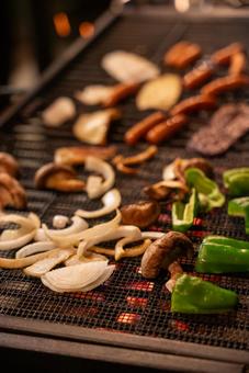 炭火で焼く、彩り豊かなBBQ バーベキュー,bbq,炭火焼きの写真素材