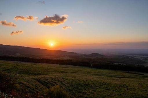広大な十勝平野を静かに染める夜明けの光 夜明け,朝焼け,夕焼けの写真素材
