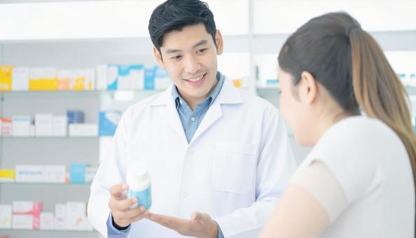笑顔で働く薬剤師 笑顔で働く薬剤師の写真