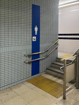 男性用トイレ(駅のトイレ) 男性用トイレ(駅のトイレ)の写真