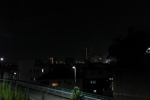 夜景と夜のトンネルに向かう道 夜景と夜のトンネルに向かう道の写真