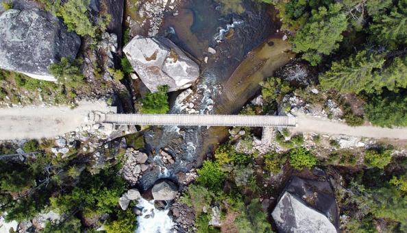 渓流に架かる木製の吊り橋 渓流に架かる木製の吊り橋の写真