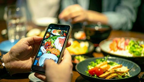 携帯からメニューを注文する手元の写真