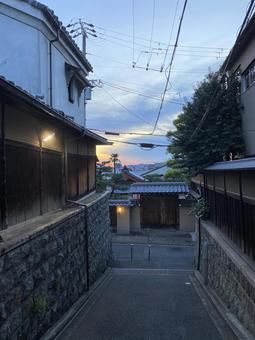 京都、東山の夕暮れ 京都、東山の夕暮れ 路地,坂道,東山区の写真素材