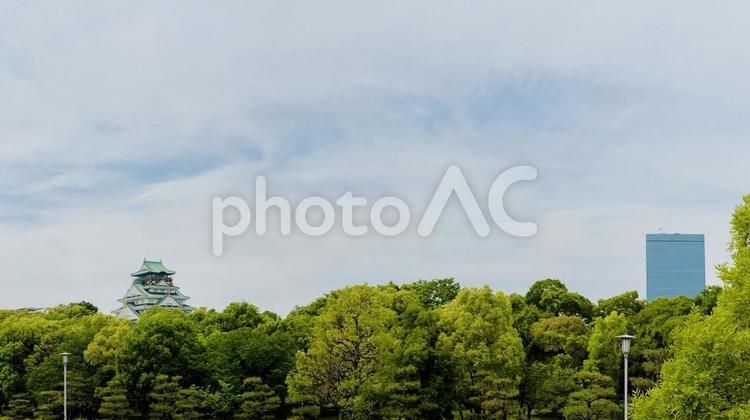 大阪城と現代高層ビルの横長壁紙16:9 大阪城,大阪城公園,大阪の写真素材