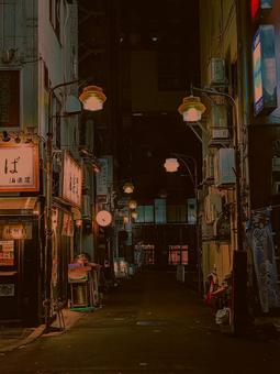 ノスタルジックな雰囲気の小さな路地裏② 路地裏,飲食街,夜の写真素材