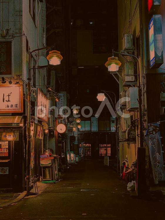 ノスタルジックな雰囲気の小さな路地裏② 路地裏,飲食街,夜の写真素材