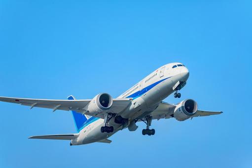 羽田空港から飛び立つ飛行機 羽田空港から飛び立つ飛行機 飛行機,乗り物,交通の写真素材