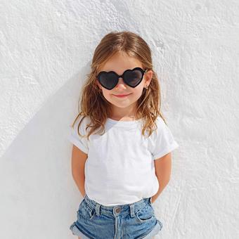 ハートのサングラスをする外国人の女の子 ハートのサングラスをする外国人の女の子の写真