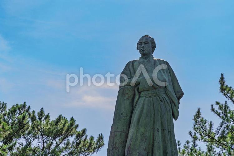 下から見上げる坂本龍馬像 桂浜,桂浜公園,高知市の写真素材