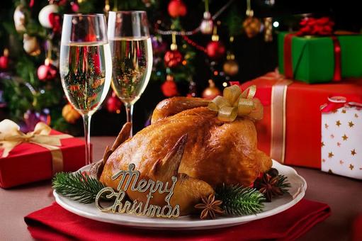 クリスマスチキンとプレゼントの写真