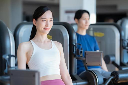 スポーツジムでトレーニングをする若い女性 スポーツジム,フィットネス,ダイエットの写真素材