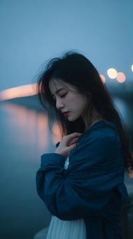 ぼやけた光の中で涙する女性 ぼやけた光の中で涙する女性の写真