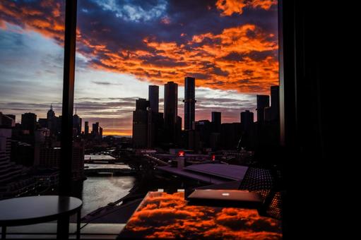 メルボルンの燃える夕焼け 夕焼け,赤い雲,ビル群の写真素材