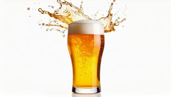 白い背景に水しぶきのある生ビール 白い背景に水しぶきのある生ビールの写真