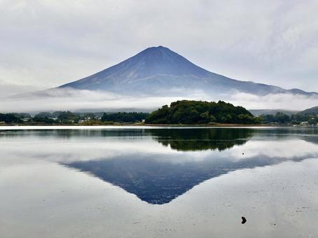 河口湖に映る富士山と雲 河口湖に映る富士山と雲 富士山,河口湖,湖の写真素材