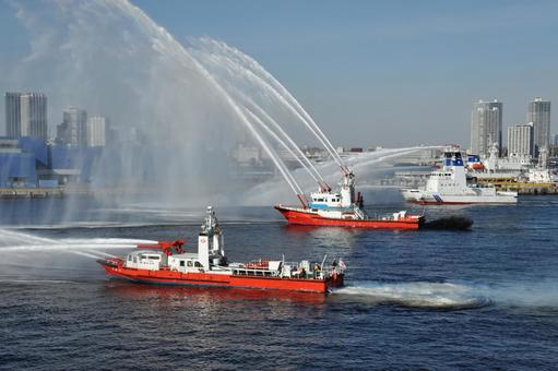 一斉放水 一斉放水 横浜港,出初式,消防の写真素材