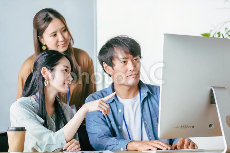 オンライン会議する男女の会社員 オンライン会議,web会議,ウェビナーの写真素材