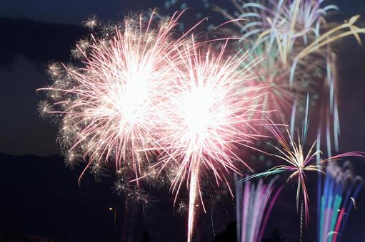 夜空を彩る華やかな花火 夜空を彩る華やかな花火の写真