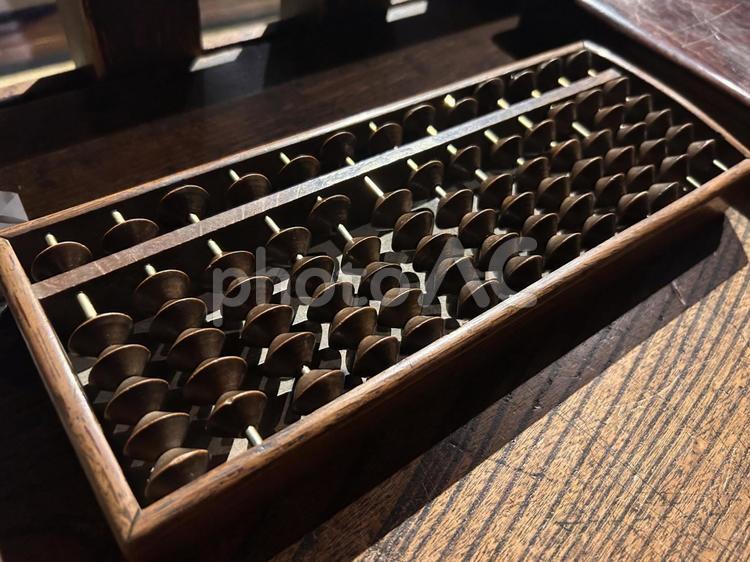 昭和を思い出す古い算盤　ソロバン そろばん,算盤,算数の写真素材