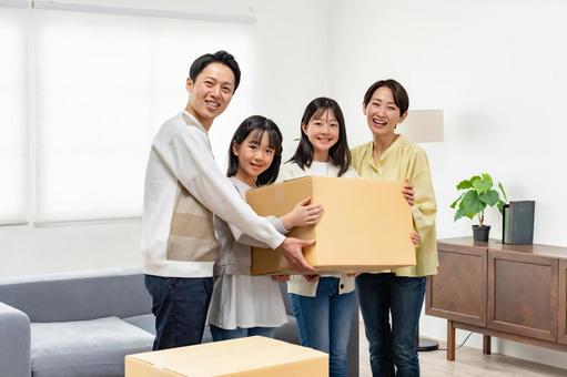 引越しをする家族 引越しをする家族 引っ越し,荷造り,家族の写真素材