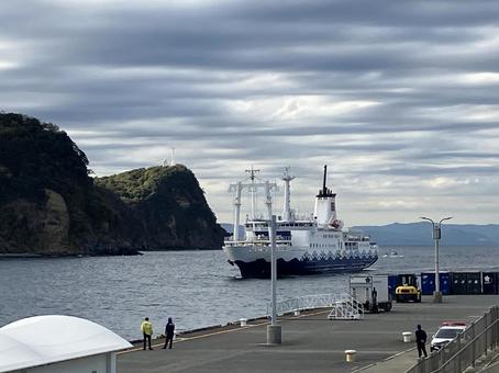 大島の船着場に接岸中のフェリー 大島,船着場,フェリーの写真素材