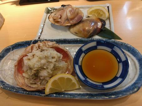 カニの刺身と焼き蛤 カニの刺身と焼き蛤 蟹,カニの刺身,刺身の写真素材