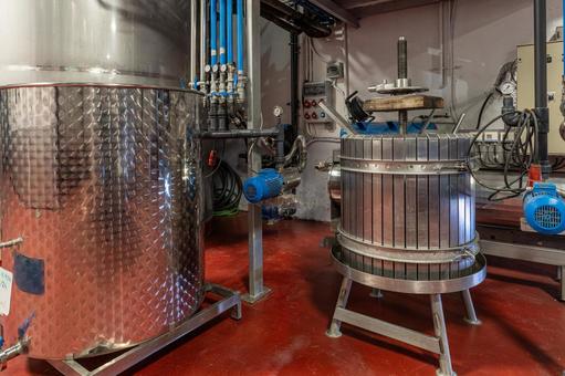 製造しているタンク 製造しているタンク タンク,屋内,物撮りの写真素材