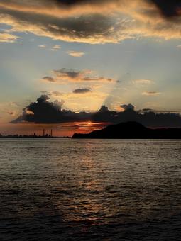 夕暮れの関門海峡 サンセット 夕暮れの関門海峡 サンセット ロマンチック,キラキラ,たそがれの写真素材