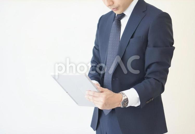 タブレットを操作する男性 サラリーマン,スーツ,ビジネスの写真素材