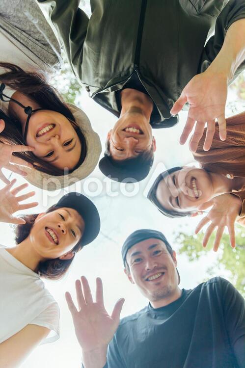 キャンプにきた仲間のチームワーク キャンプ,仲間,登山の写真素材