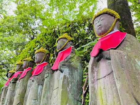ずらりと並ぶ複数のお地蔵さん像 お地蔵様,お地蔵さん,寺院の写真素材