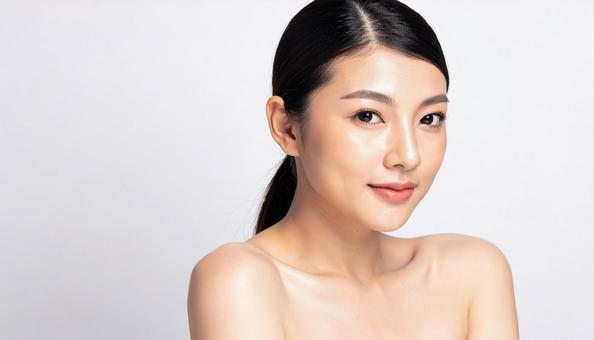 韓国風のスキンケアをする女性 韓国風のスキンケアをする女性の写真